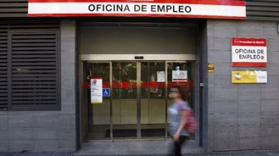 El paro baja en España y supera por primera vez los 21 millones de personas ocupadas